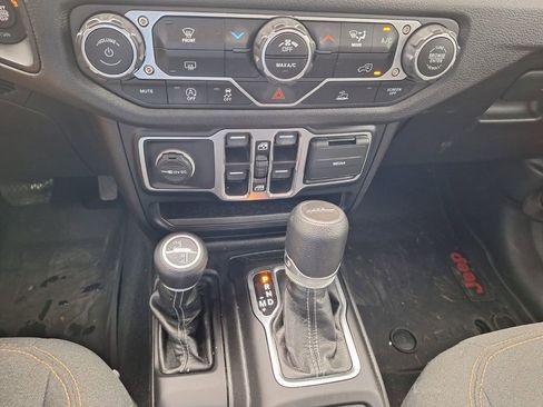 Used 2024 Jeep Gladiator Sport AWD/4WD image 18