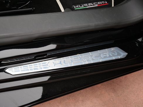 Used 2024 Lamborghini Huracan EVO image 24