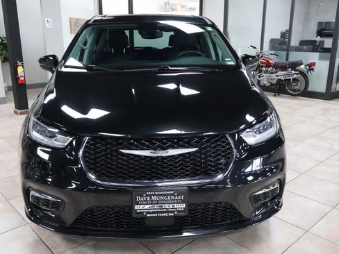 Used 2023 Chrysler Pacifica Touring-L FWD image 9