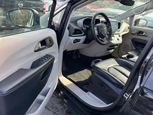 Used 2023 Chrysler Pacifica Touring-L image 15