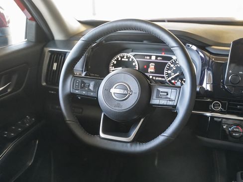 Used 2025 Nissan Pathfinder SL FWD image 17