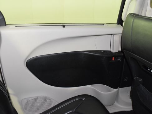 Used 2024 Chrysler Pacifica Touring-L image 31