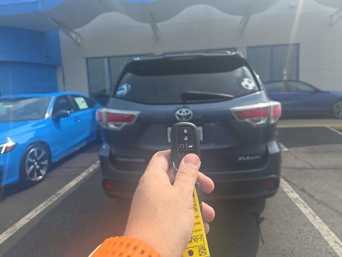 Used 2015 Toyota Highlander XLE AWD/4WD image 8