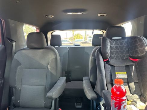 Used 2023 Chevrolet Traverse LT FWD image 12