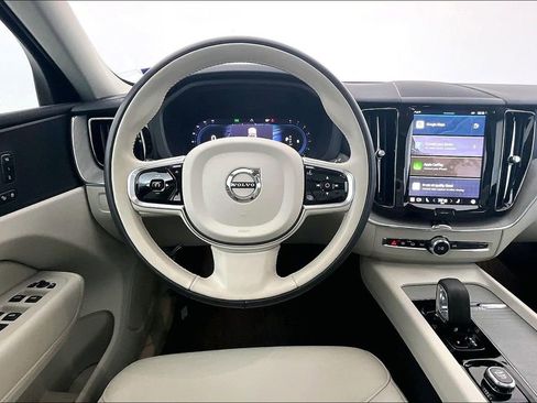 Used 2024 Volvo XC60 B5 Plus image 8