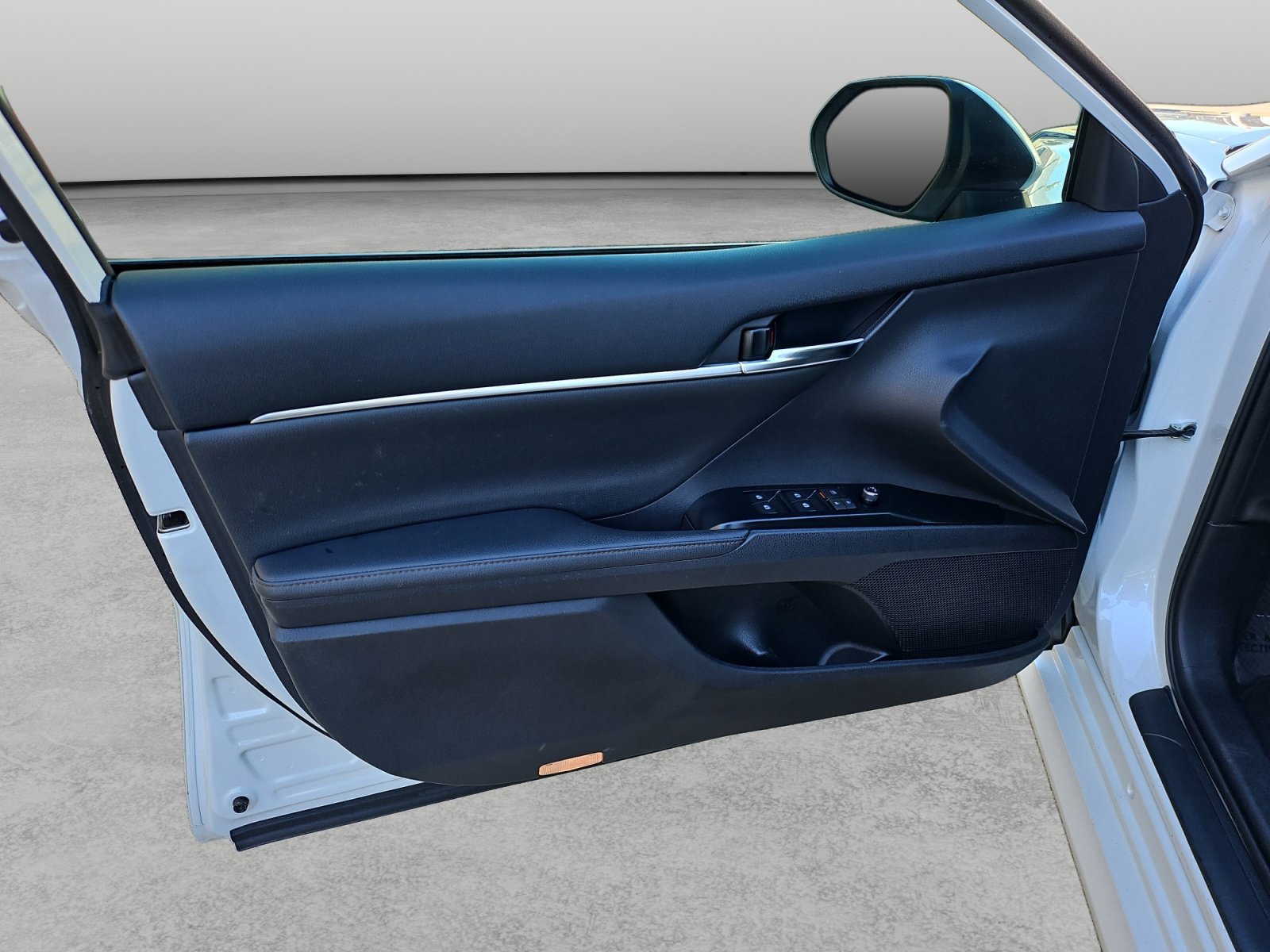 Used 2019 Toyota Camry XLE FWD image 32