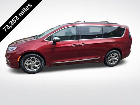 Used 2023 Chrysler Pacifica Limited FWD image 2