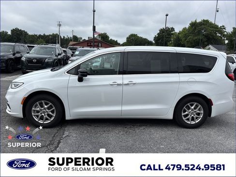 Used 2024 Chrysler Pacifica Touring-L FWD image 11