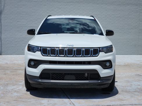 Used 2025 Jeep Compass Latitude AWD/4WD image 3