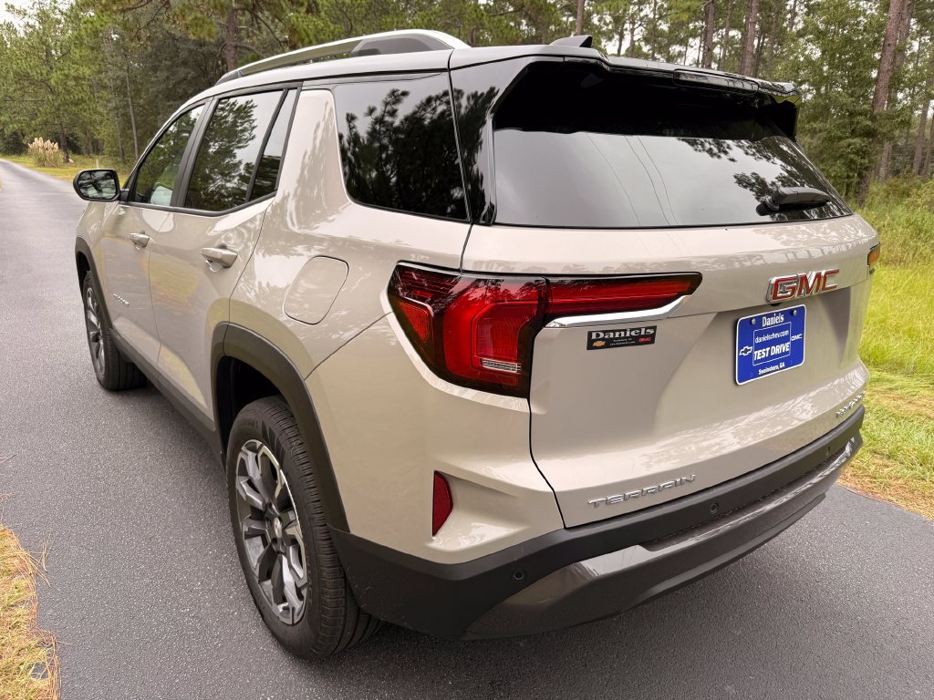 New 2027 GMC Terrain Elevation w/ Elevation Premium Package FWD image 3