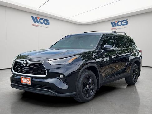 Used 2022 Toyota Highlander LE AWD/4WD image 5