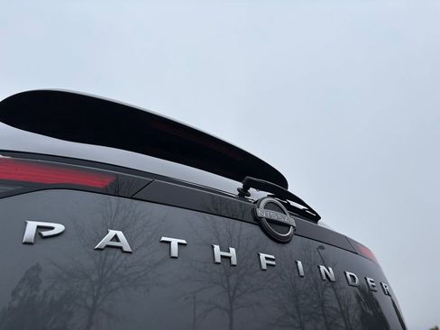 Used 2025 Nissan Pathfinder SV image 9