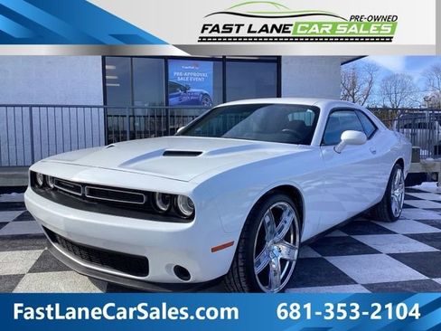 Used 2017 Dodge Challenger SXT image 1
