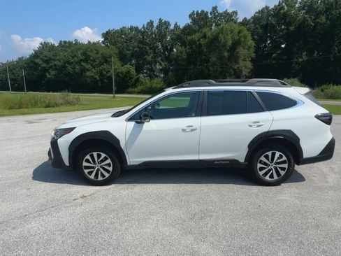Used 2023 Subaru Outback Premium image 5