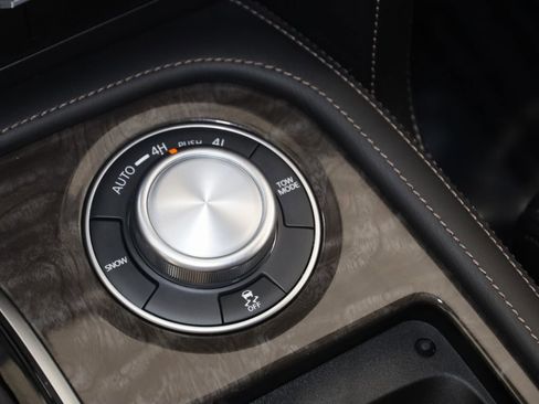 Used 2024 Nissan Armada Platinum w/ Captain's Chairs Package image 32