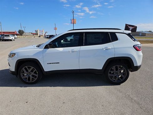 New 2026 Jeep Compass Latitude image 2