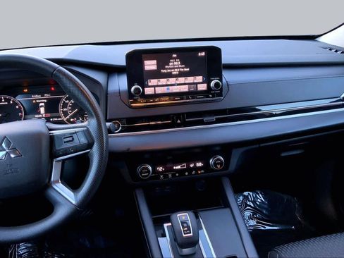 Used 2023 Mitsubishi Outlander ES FWD image 12