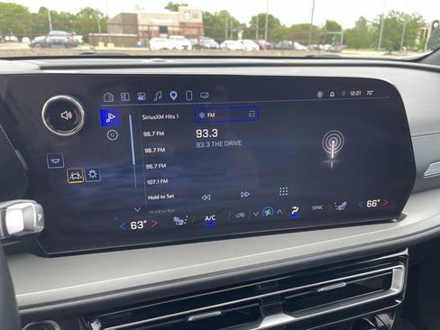 Used 2025 Chevrolet Traverse LT w/ Sun and Wheel Package AWD/4WD image 19