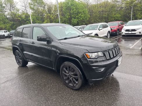 Used 2017 Jeep Grand Cherokee Altitude AWD/4WD image 4