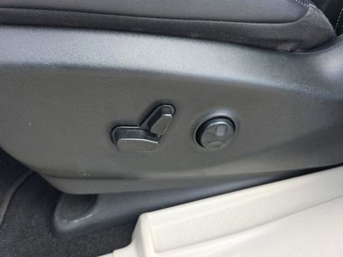 Certified 2024 Chrysler Pacifica Touring-L image 26