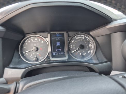 Used 2018 Toyota Tacoma TRD Off-Road w/ Technology Package AWD/4WD image 10
