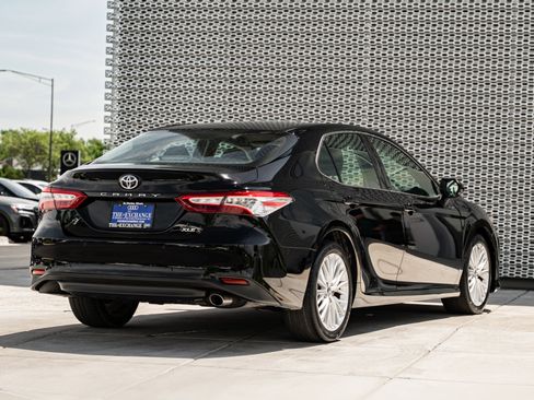 Used 2018 Toyota Camry XLE FWD image 4