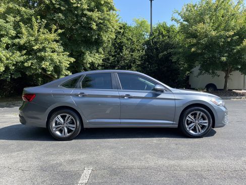 Used 2022 Volkswagen Jetta SE w/ Panoramic Sunroof Package FWD image 10