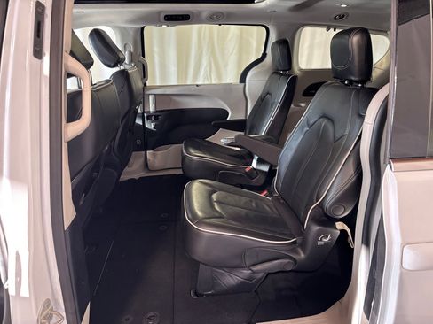 Used 2023 Chrysler Pacifica Limited image 5