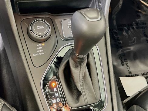 Used 2023 Jeep Cherokee Altitude Lux AWD/4WD image 17