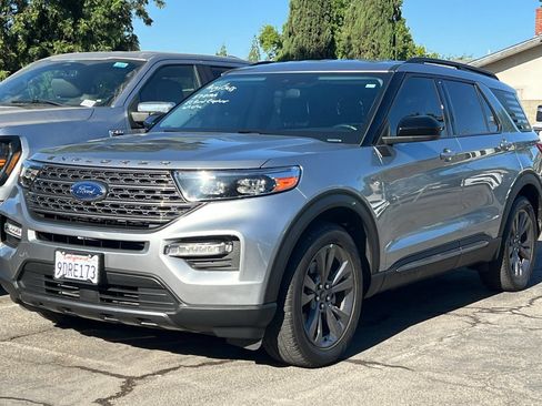 Used 2022 Ford Explorer XLT w/ Equipment Group 202A RWD image 2