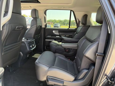 Used 2025 Ford Expedition Max Platinum AWD/4WD image 32