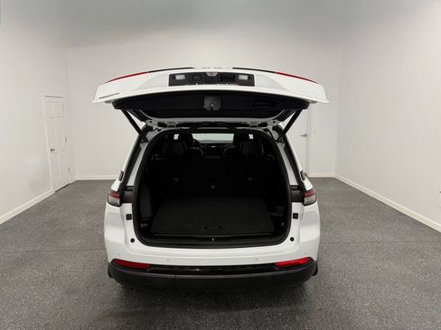 Used 2023 Jeep Grand Cherokee Altitude image 10