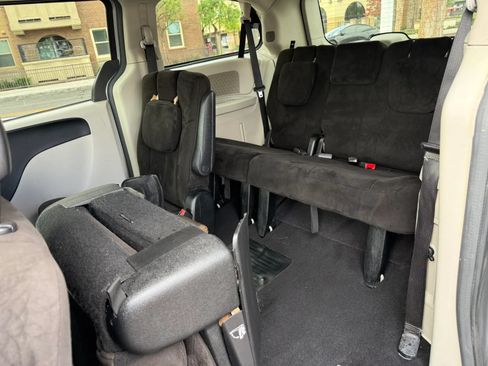 Used 2013 Dodge Grand Caravan SXT FWD image 16