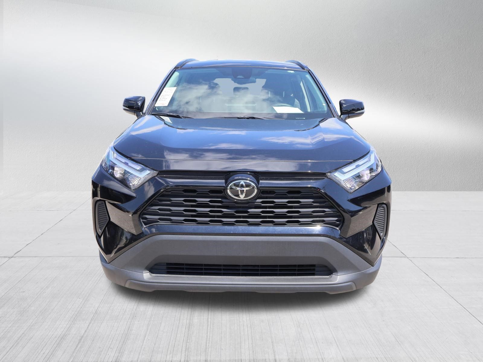 Used 2025 Toyota RAV4 XLE AWD/4WD image 2