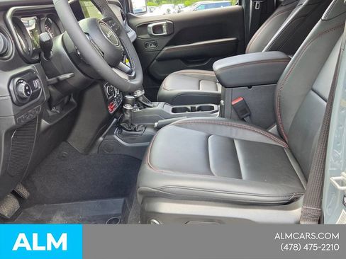 Used 2025 Jeep Gladiator Rubicon w/ Convenience Group AWD/4WD image 5