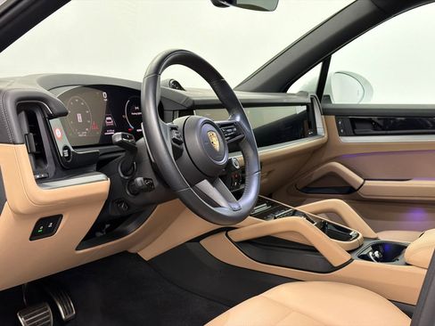 Used 2024 Porsche Cayenne S image 18