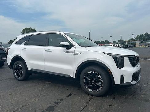 New 2025 Kia Sorento S image 2