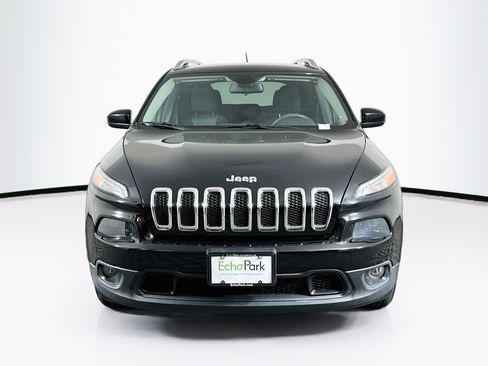 Used 2018 Jeep Cherokee Latitude FWD image 2