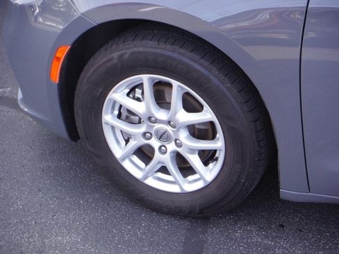 Used 2021 Chrysler Pacifica Touring-L w/ Uconnect Theater Family Group FWD image 4