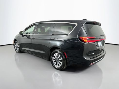 Used 2023 Chrysler Pacifica Touring-L FWD image 6