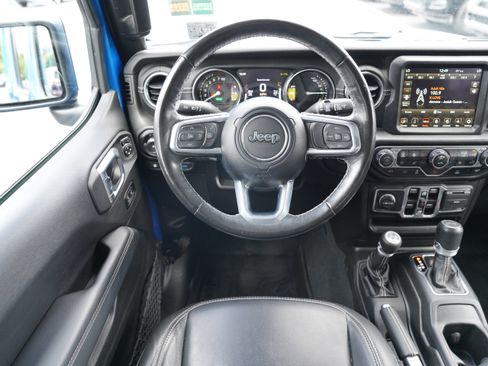 Used 2022 Jeep Wrangler Unlimited Sahara w/ Cold Weather Group AWD/4WD image 11