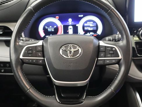 Used 2023 Toyota Highlander Limited FWD image 13