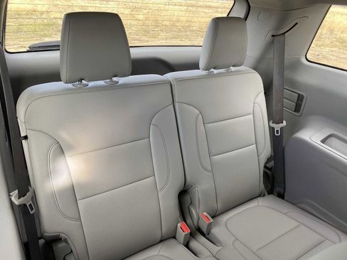 Used 2023 GMC Acadia SLT image 30