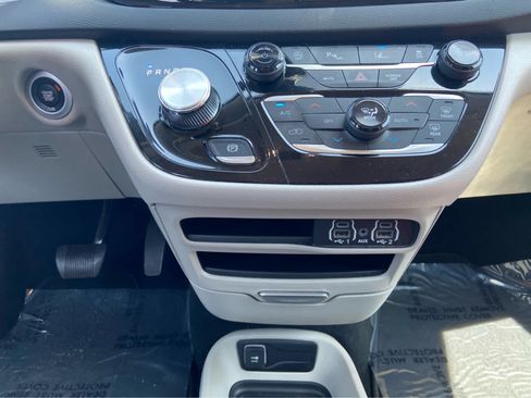Used 2024 Chrysler Pacifica Touring-L FWD image 31