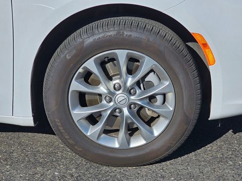 Used 2026 Chrysler Pacifica Limited AWD/4WD image 9