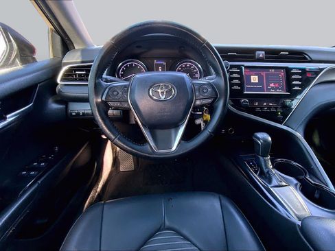 Used 2018 Toyota Camry SE w/ Moonroof Package FWD image 6