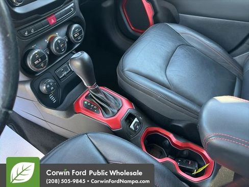 Used 2015 Jeep Renegade Trailhawk w/ Premium Leather Group AWD/4WD image 21
