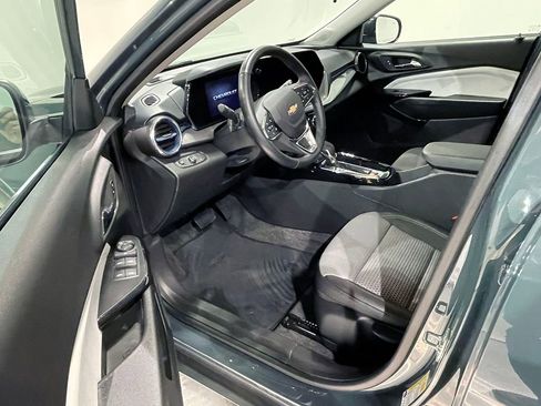 Used 2025 Chevrolet Trax LT w/ Driver Confidence Package FWD image 18