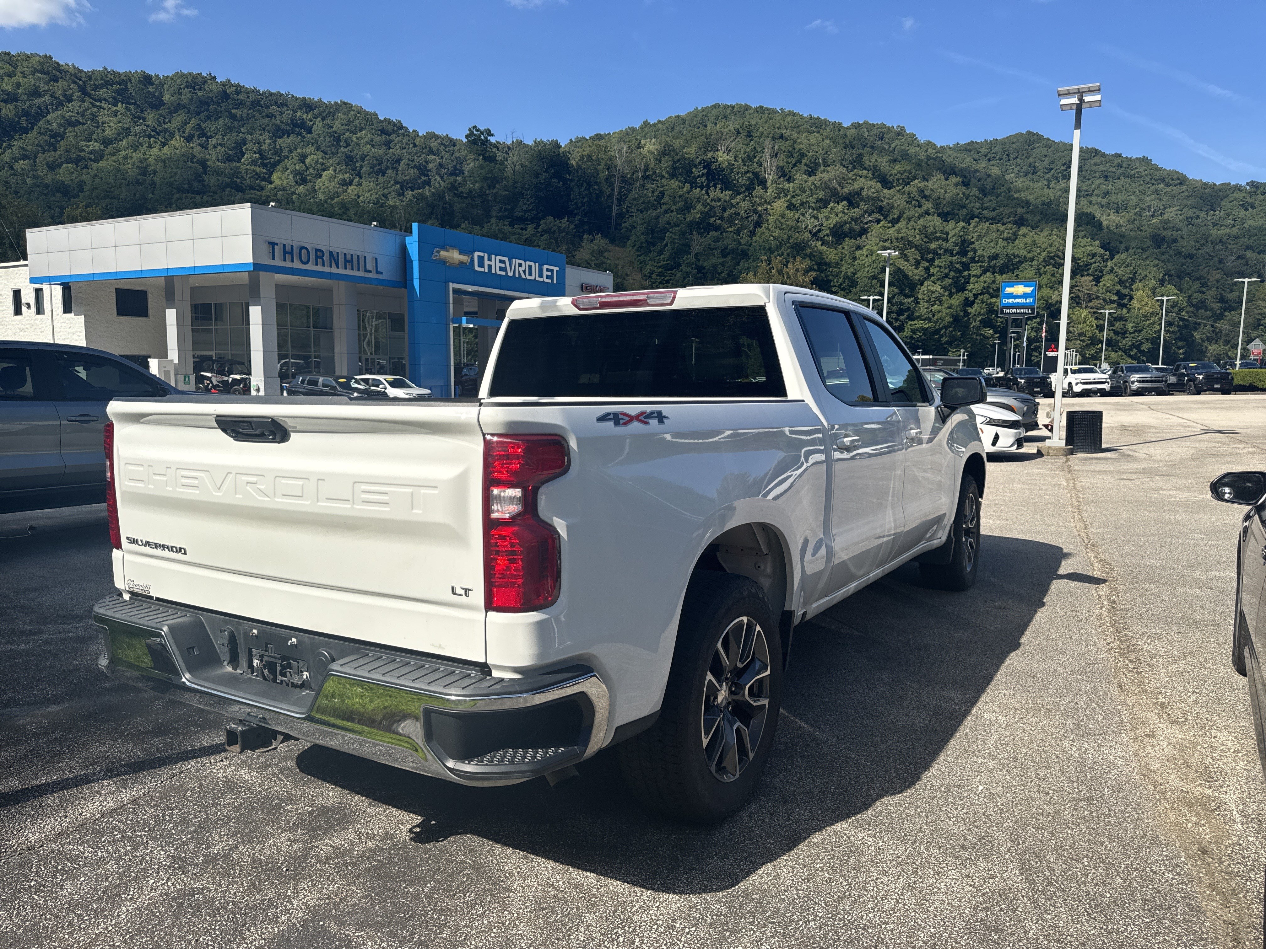 Used 2023 Chevrolet Silverado 1500 LT AWD/4WD image 5