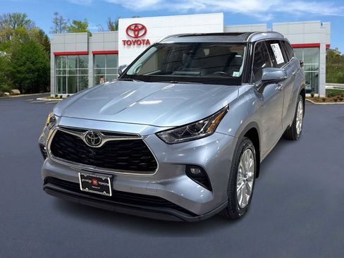 Used 2023 Toyota Highlander Limited AWD/4WD image 1